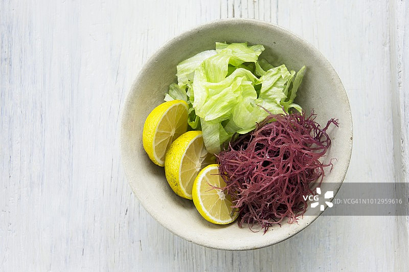 一碗生菜、红海藻和柚子片图片素材