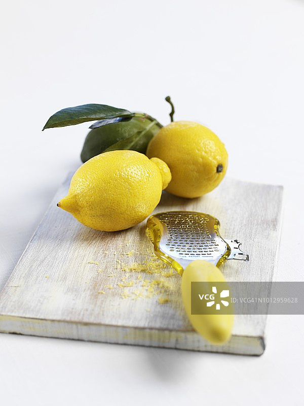柠檬和柠檬皮擦丝器图片素材