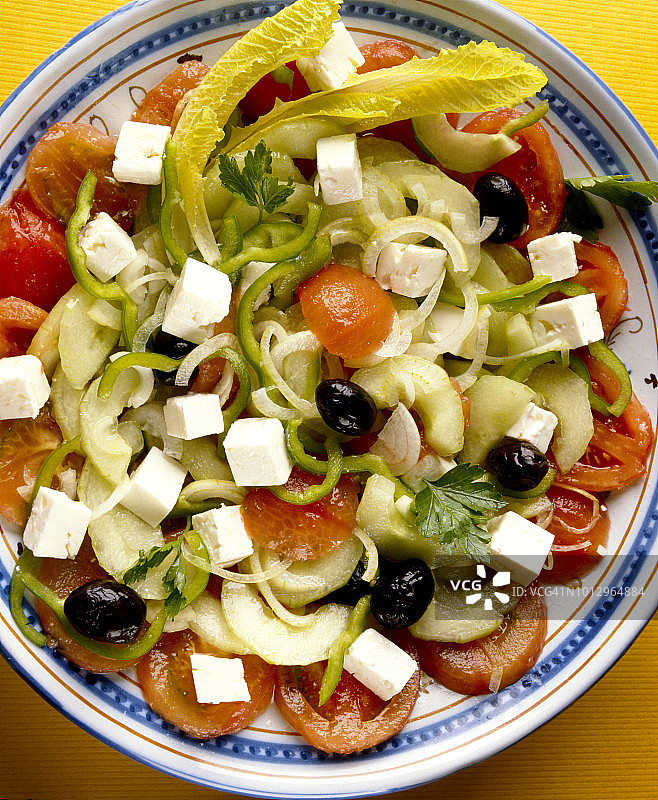 希腊沙拉：番茄、菲达奶酪、黄瓜、辣椒和橄榄沙拉图片素材