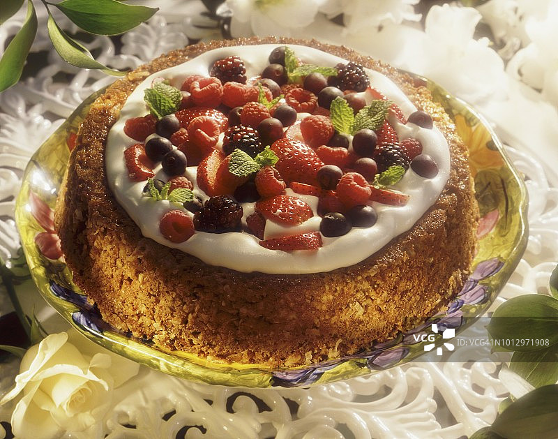 奶油薄荷叶浆果蛋糕图片素材
