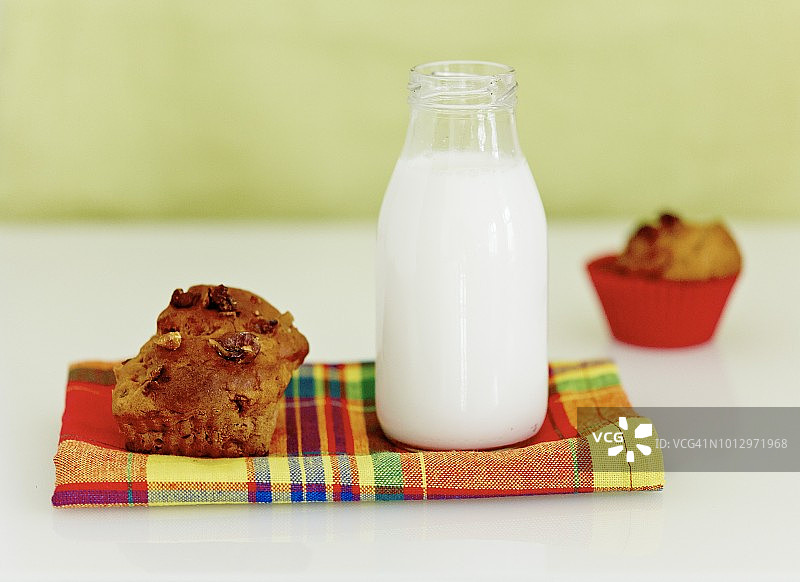 一瓶牛奶和香蕉核桃松饼图片素材