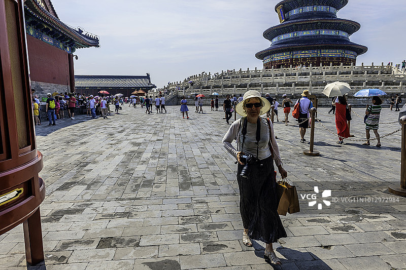 在北京天坛祈年殿的中年妇女，联合国教科文组织世界遗产图片素材