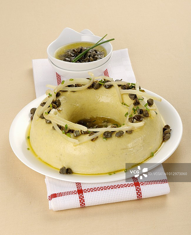 意式蓟菜布丁配刺山柑酱图片素材