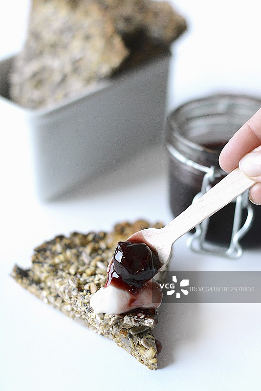 樱桃果酱脆面包图片素材