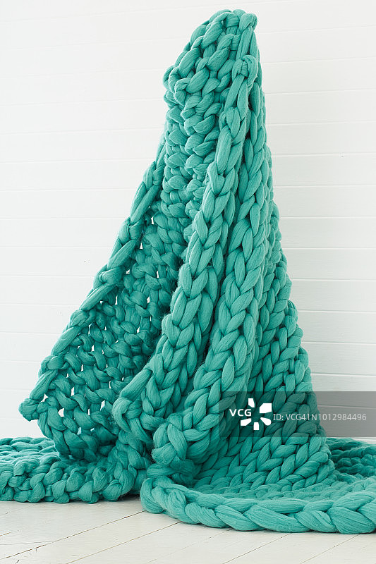 手臂编织绿松石绿色毯子图片素材