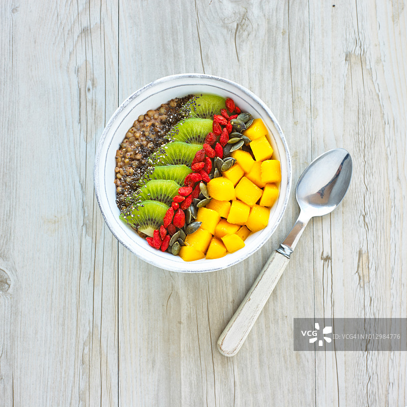 荞麦粥配猕猴桃、芒果、南瓜籽和枸杞图片素材