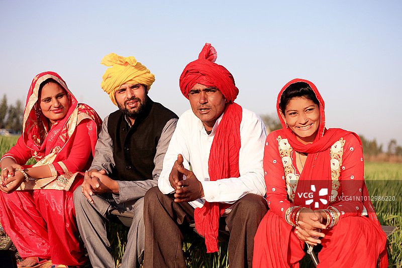 农民和妻子的坐姿合影图片素材