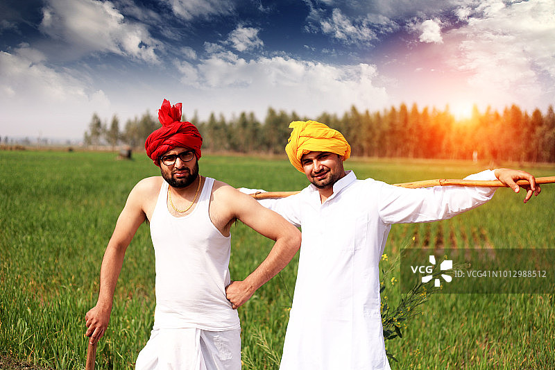 田野里的农民肖像图片素材