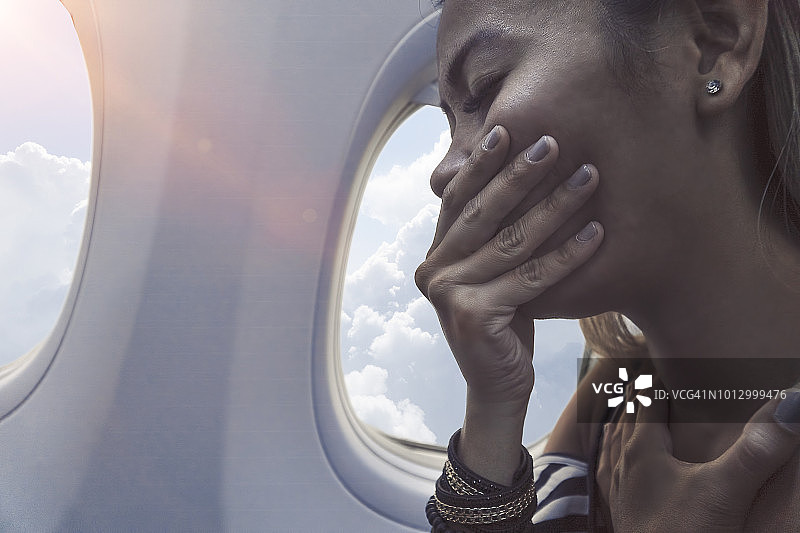 女人在飞机上感到不适并呕吐图片素材