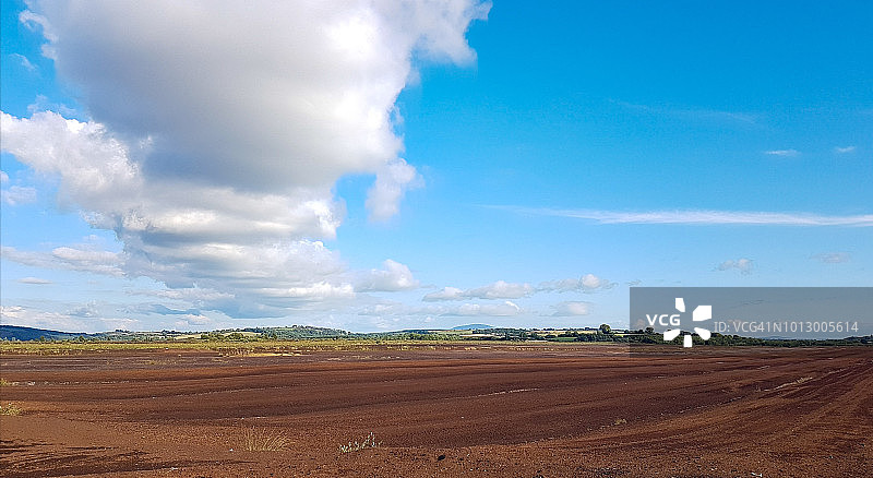 夏季博德纳莫纳沼泽地拉凡斯桥上空布满云彩图片素材