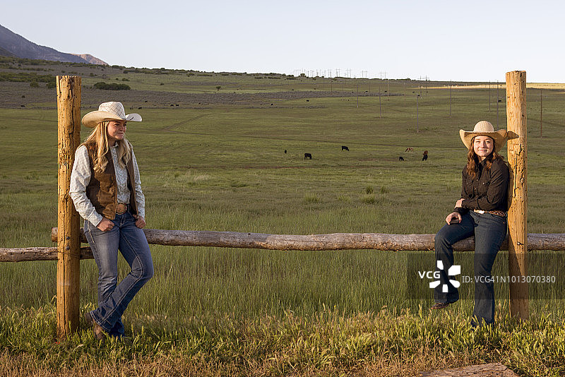 在美国犹他州盐湖城圣塔金山谷的年轻牛仔女孩朋友图片素材