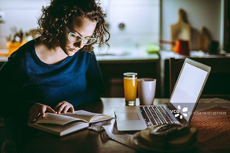在家看书的女人图片素材