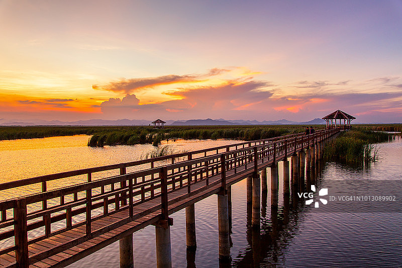 三百峰山国家公园日落时分的莲花湖木桥图片素材