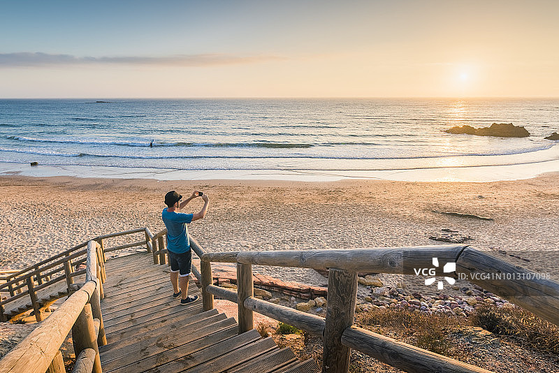 游客在葡萄牙阿尔加维的步道上拍摄日落图片素材