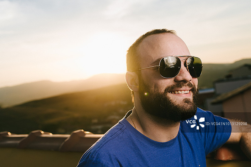 在家中露台欣赏日落图片素材