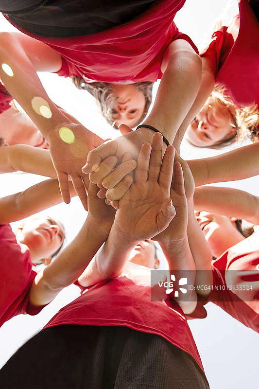 足球运动员手叠手仰视视角图片素材