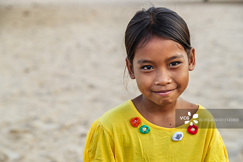 在柬埔寨海滩上的柬埔寨小女孩图片素材