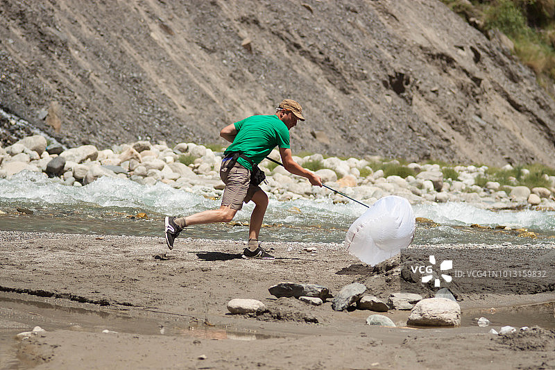 男子用捕蝶网采集昆虫图片素材