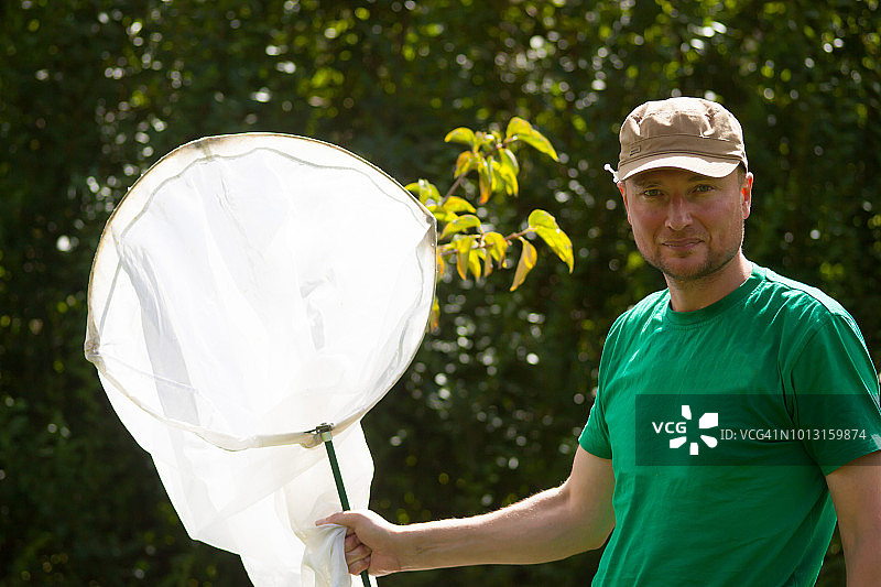 拿着捕蝶网的男人图片素材
