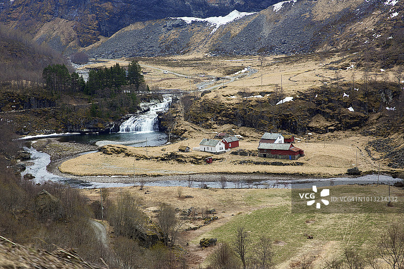 挪威河中瀑布旁的房屋图片素材