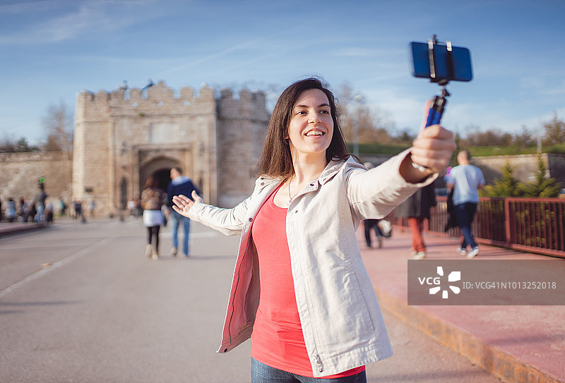 在塞尔维亚尼什市制作视频博客的女人图片素材