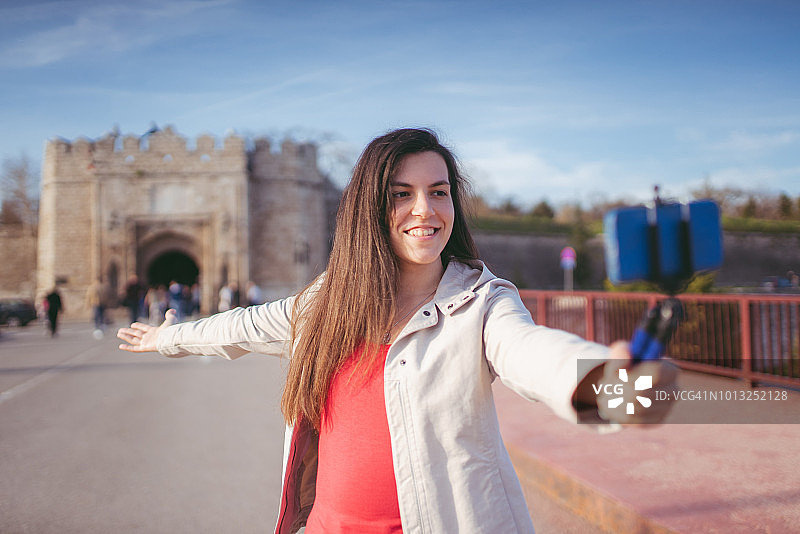 在塞尔维亚尼什市制作视频博客的女人图片素材