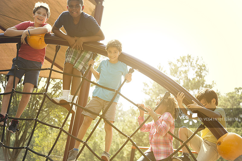 在学校操场玩耍的多民族学生图片素材