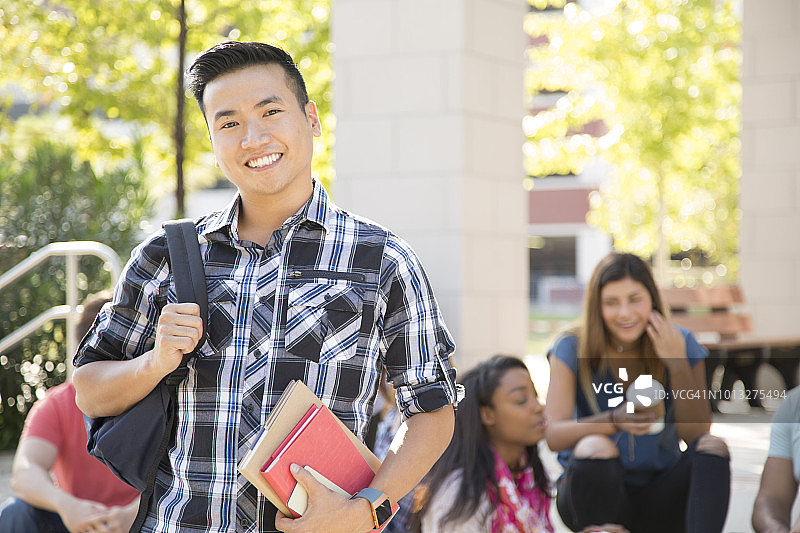 大学生在大学校园里图片素材