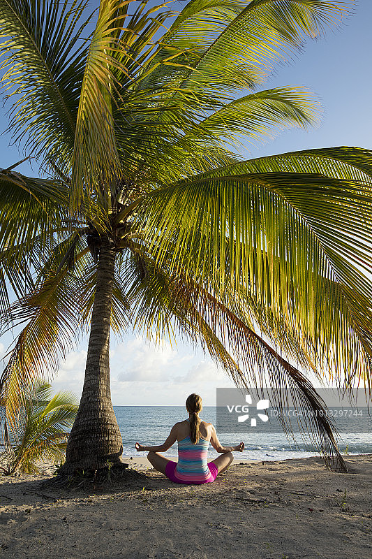 在别克斯岛（波多黎各）做瑜伽的女人图片素材