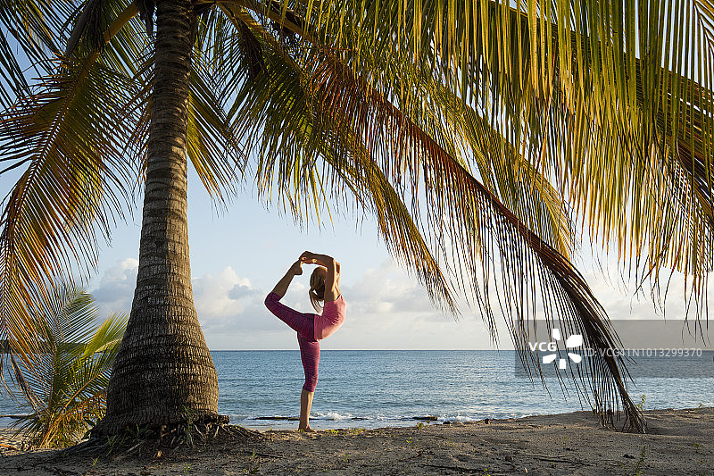 在海滩上的瑜伽：别克斯岛，波多黎各图片素材