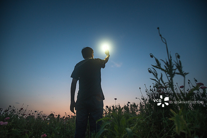 一名男子站在荒野中向前看图片素材
