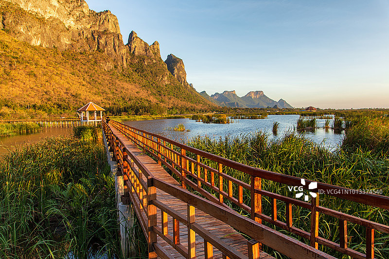 三百峰山国家公园日落时分的莲花湖木桥图片素材