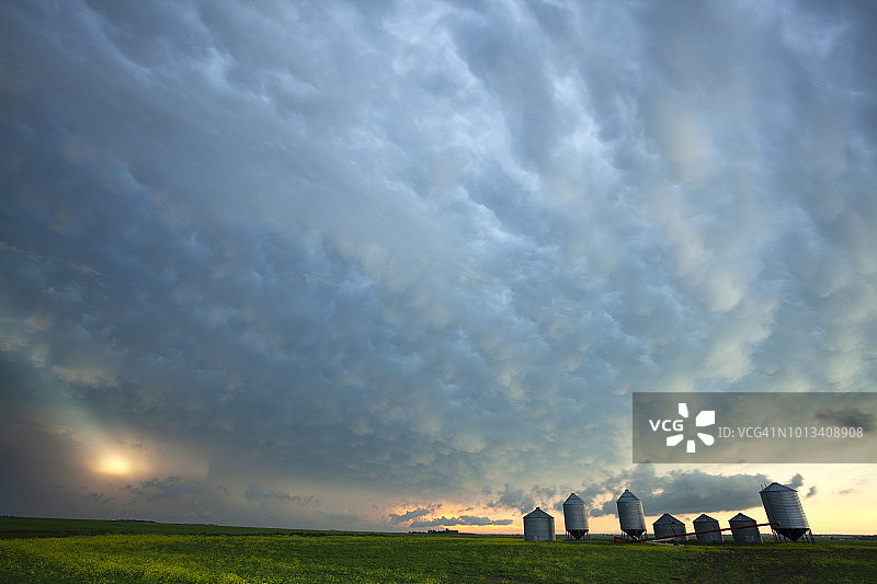 加拿大萨斯喀彻温省草原风暴图片素材