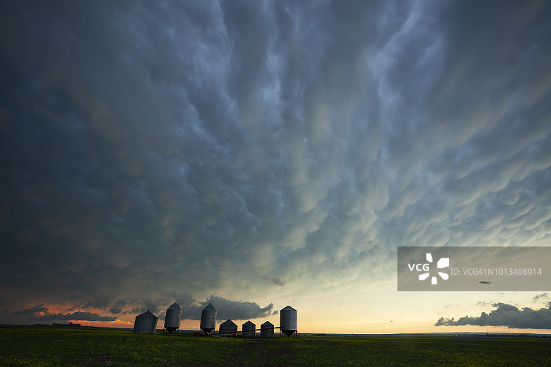 加拿大萨斯喀彻温省草原风暴图片素材