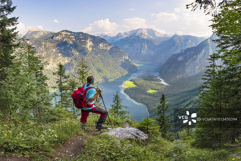 徒步旅行者眺望国王湖和圣巴多罗买，贝希特斯加登国家公园图片素材
