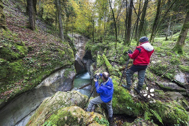在阿尔卑斯山溪流陶格尔峡谷的自然摄影师图片素材