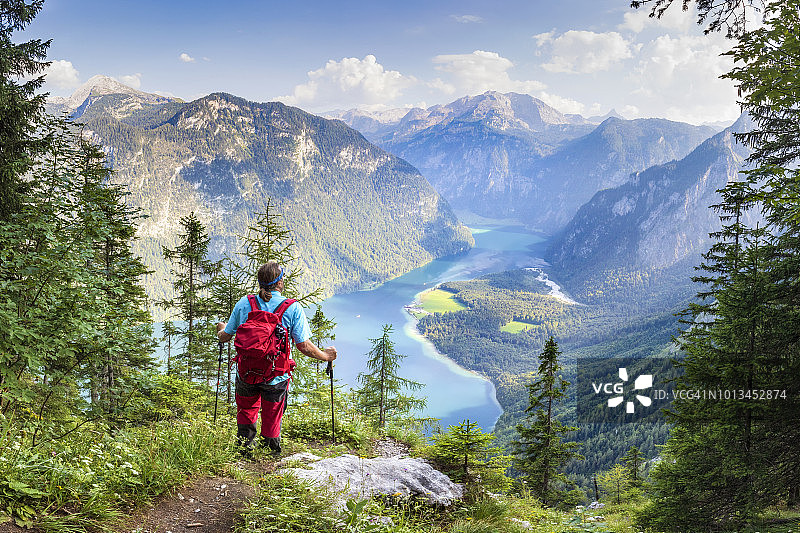 徒步旅行者眺望国王湖和圣巴多罗买，贝希特斯加登国家公园图片素材