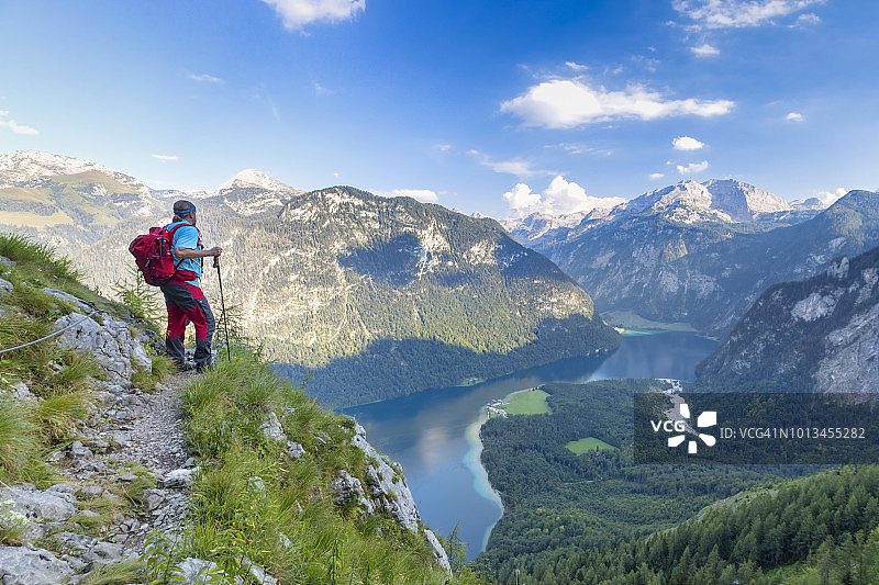 徒步旅行者眺望国王湖和圣巴多罗买，贝希特斯加登国家公园图片素材