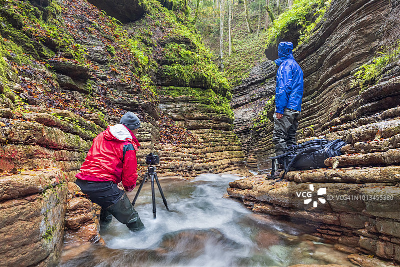 在阿尔卑斯山溪流陶格尔峡谷的自然摄影师图片素材