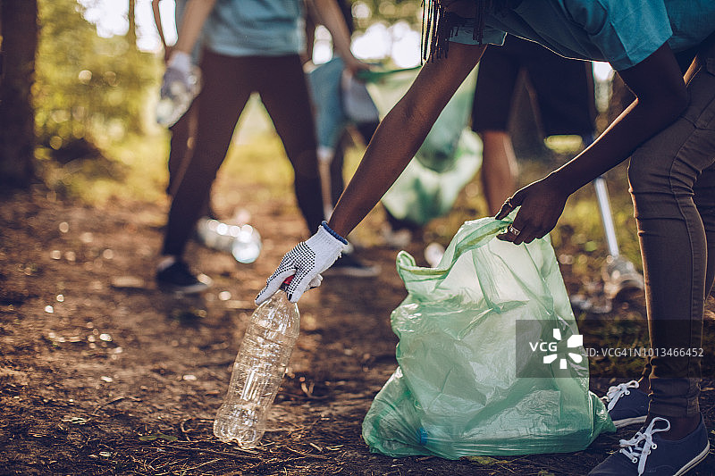 朋友们清洁环境图片素材