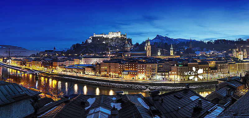 蓝色时刻的萨尔茨堡城市天际线全景（奥地利）图片素材