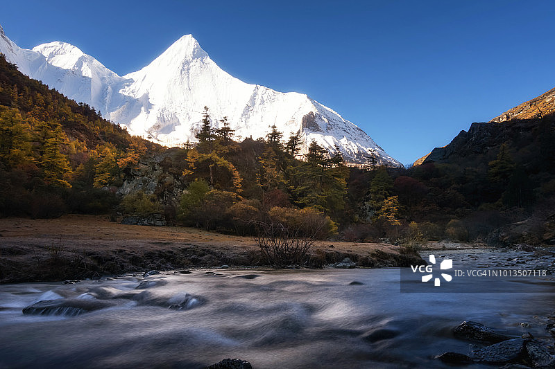 亚丁自然保护区央迈勇雪山图片素材