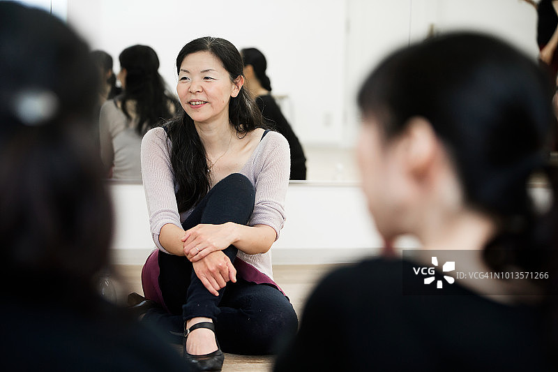 练习间隙休息的日本女舞者图片素材