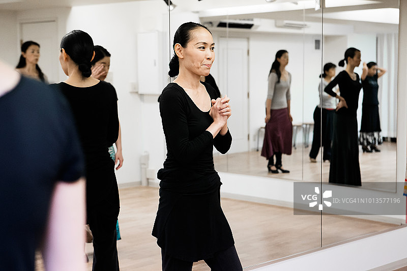 教授舞蹈的女教练图片素材