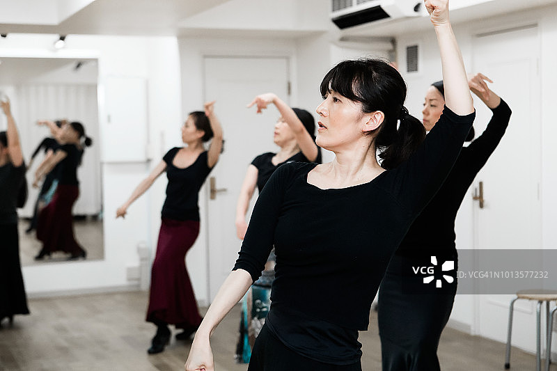 练习弗拉明戈舞的女舞者们图片素材