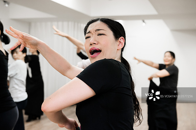 沉浸在弗拉门戈舞中的女舞者们图片素材