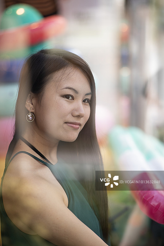 透过商店橱窗观看的年轻女人图片素材