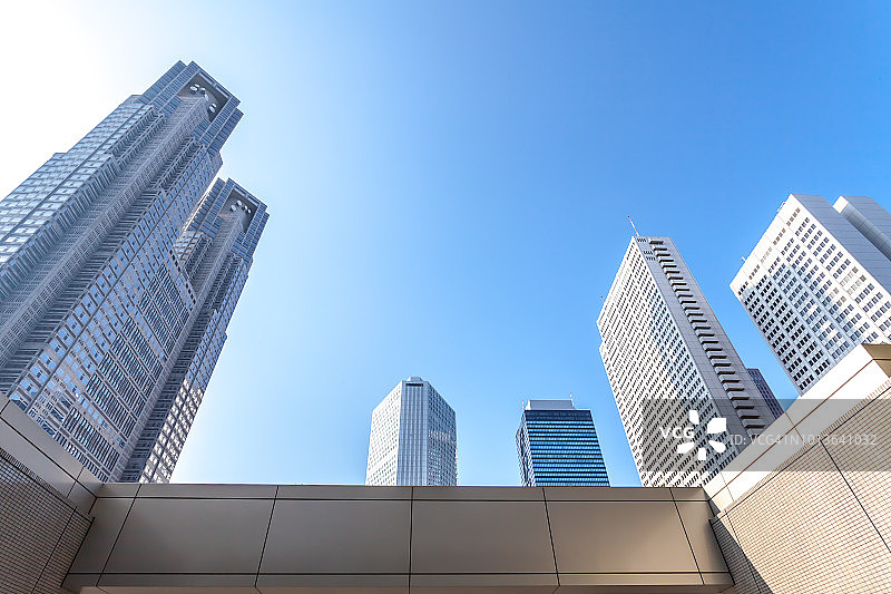 仰视角度拍摄的东京新宿摩天大楼图片素材