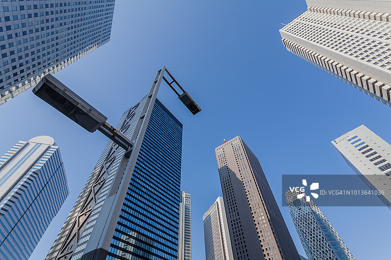 仰视角度拍摄的东京新宿摩天大楼图片素材