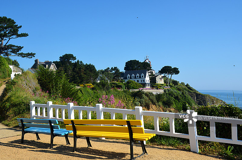 面向法国布列塔尼海边的长椅图片素材
